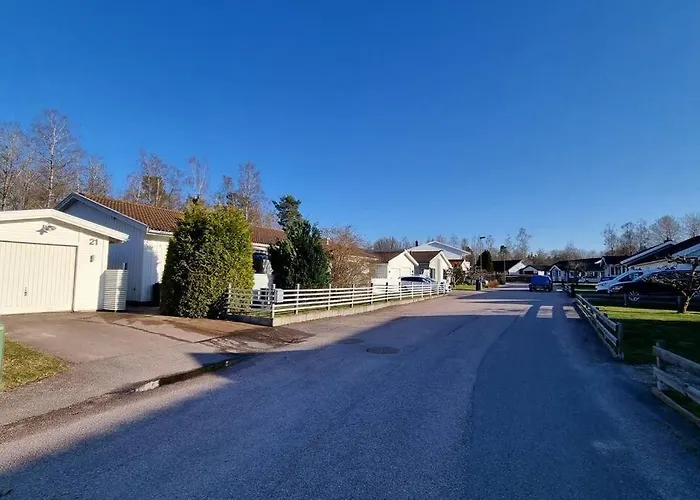 Trivsamt Parhus I Lugnt Omrade Inne I Tranas!
