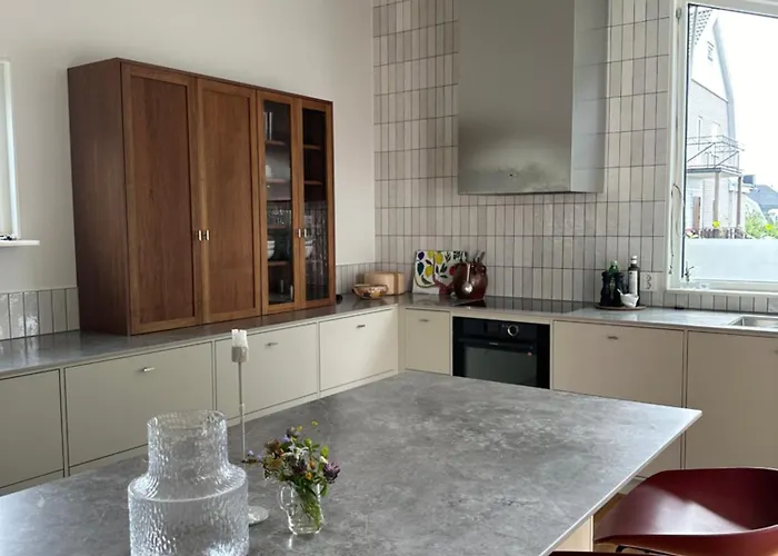 Modernt Boende Med Perfekt Laege I Joenkoeping